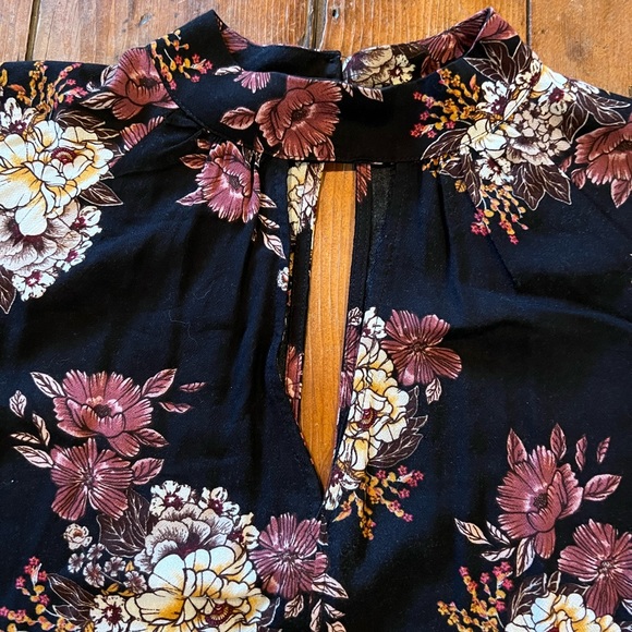 Chloe and Katie, Key Hole Neck, Bell Sleeve, Black, Elastic Waist Blouse Size L - Picture 3 of 6